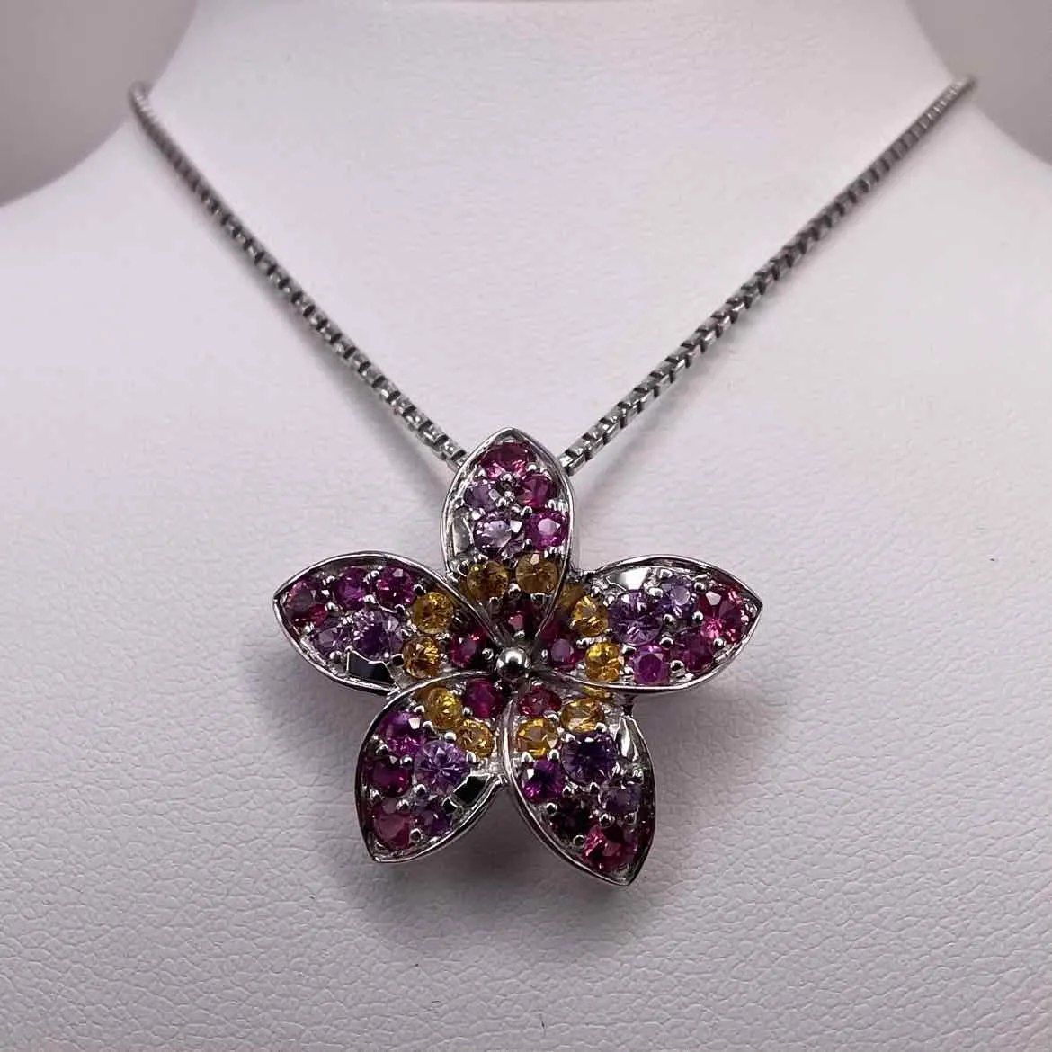 14 KW WHITE GOLD RUBY AND SAPPHIRE FLOWER PENDANT NECKLACE