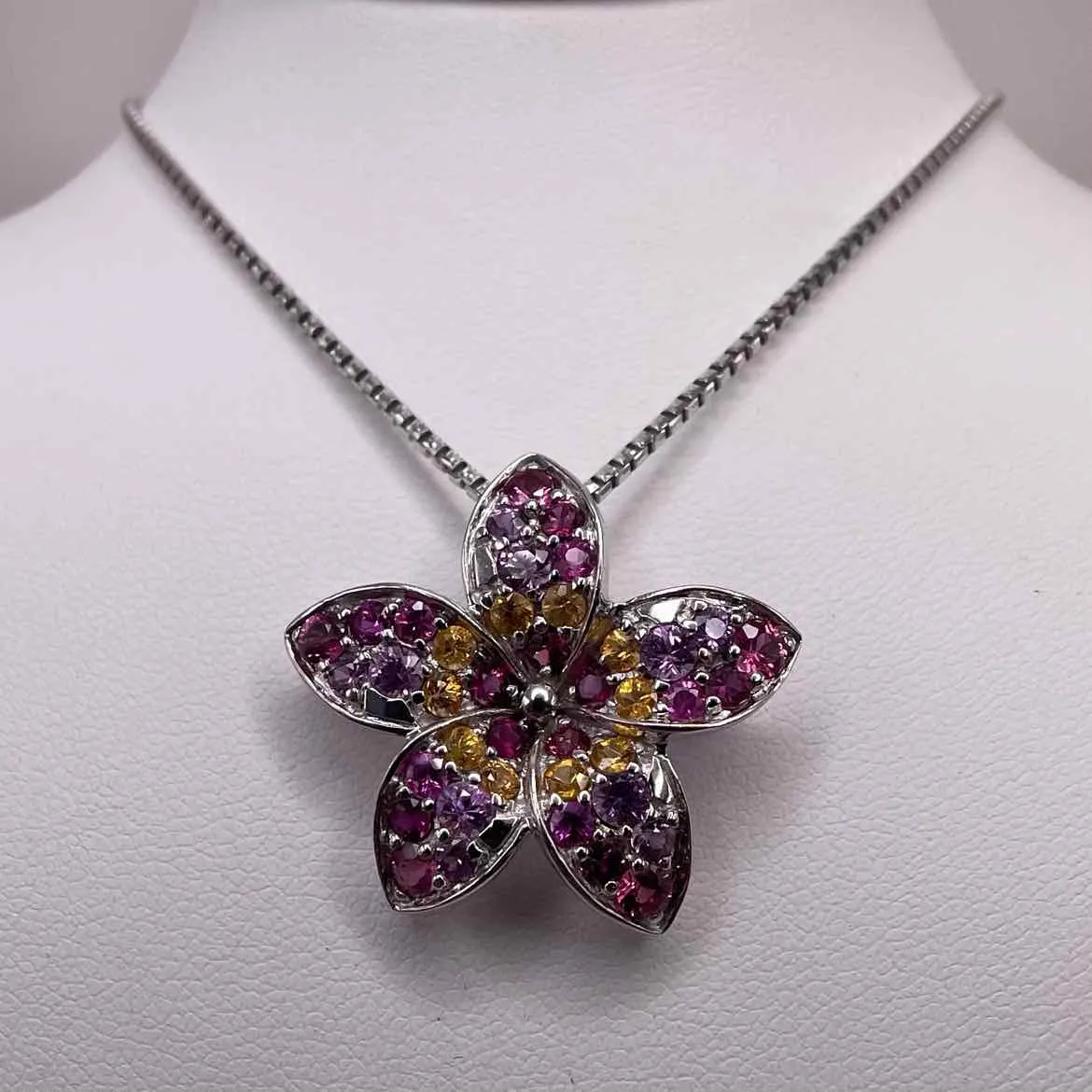 14 KW WHITE GOLD RUBY AND SAPPHIRE FLOWER PENDANT NECKLACE