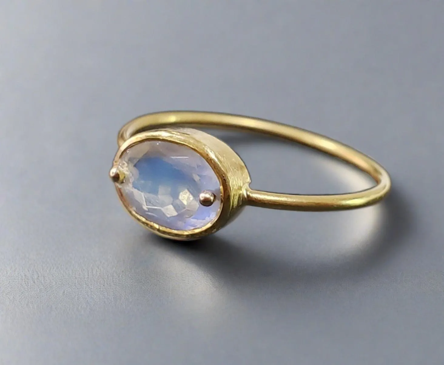 18k Gold Rainbow Moonstone Ring