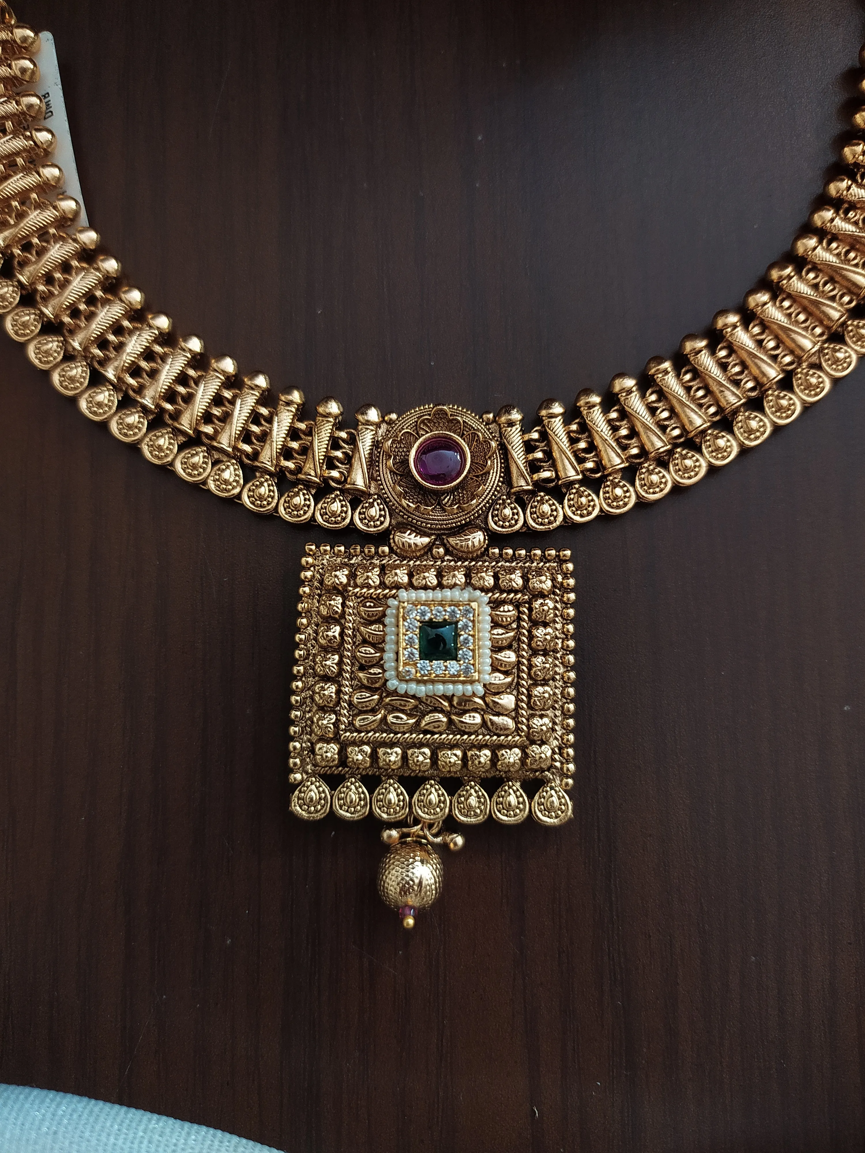 Antique Gold-Look Necklace with Cube-Shaped Pendant and Jhumki