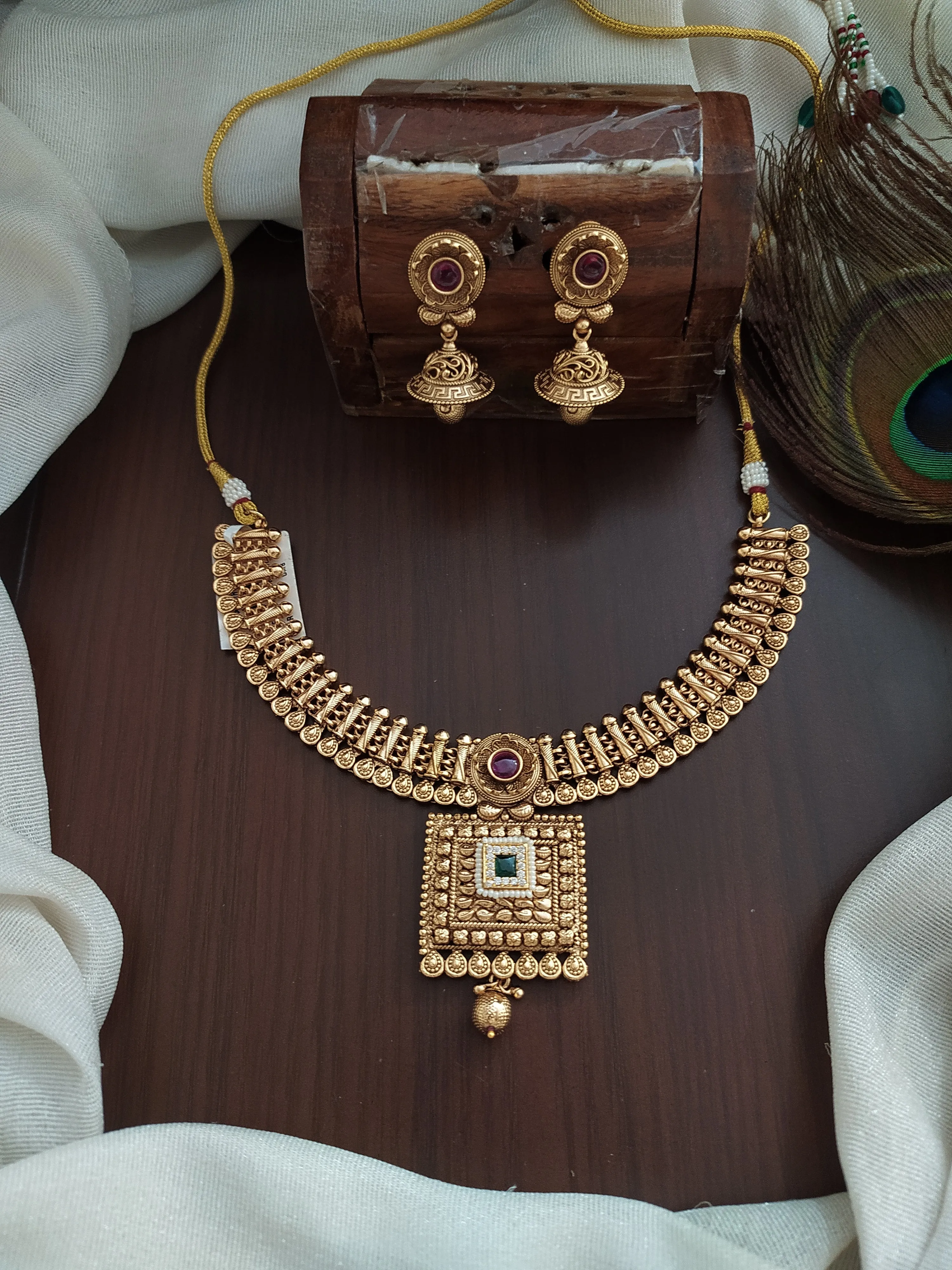 Antique Gold-Look Necklace with Cube-Shaped Pendant and Jhumki