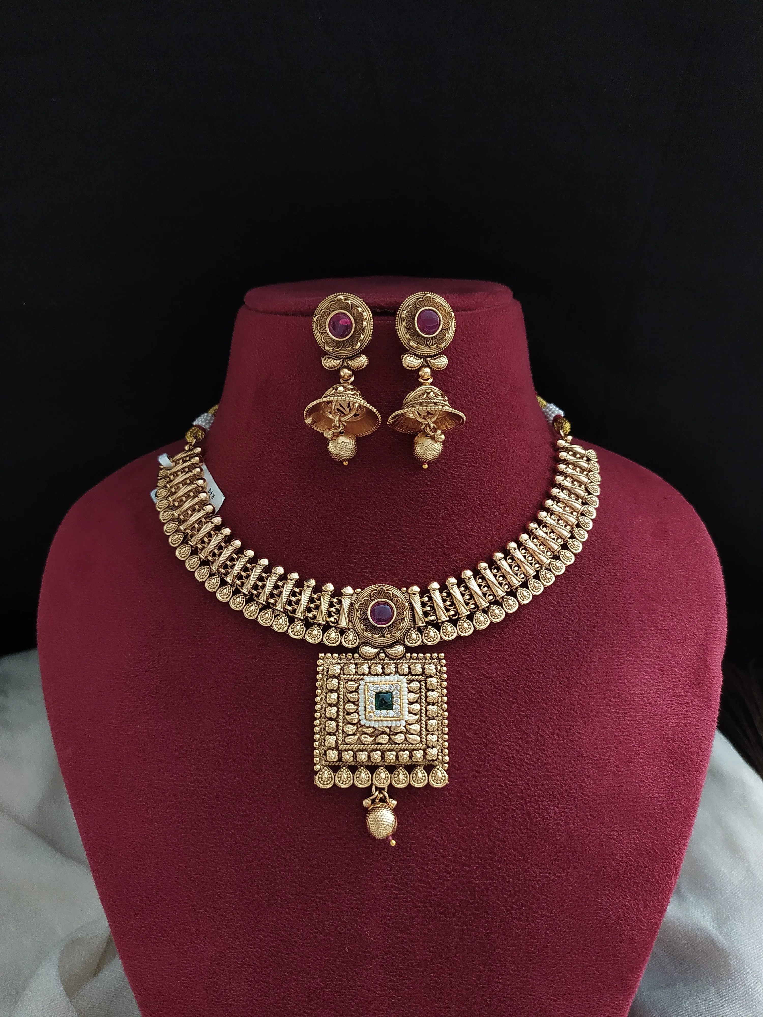 Antique Gold-Look Necklace with Cube-Shaped Pendant and Jhumki