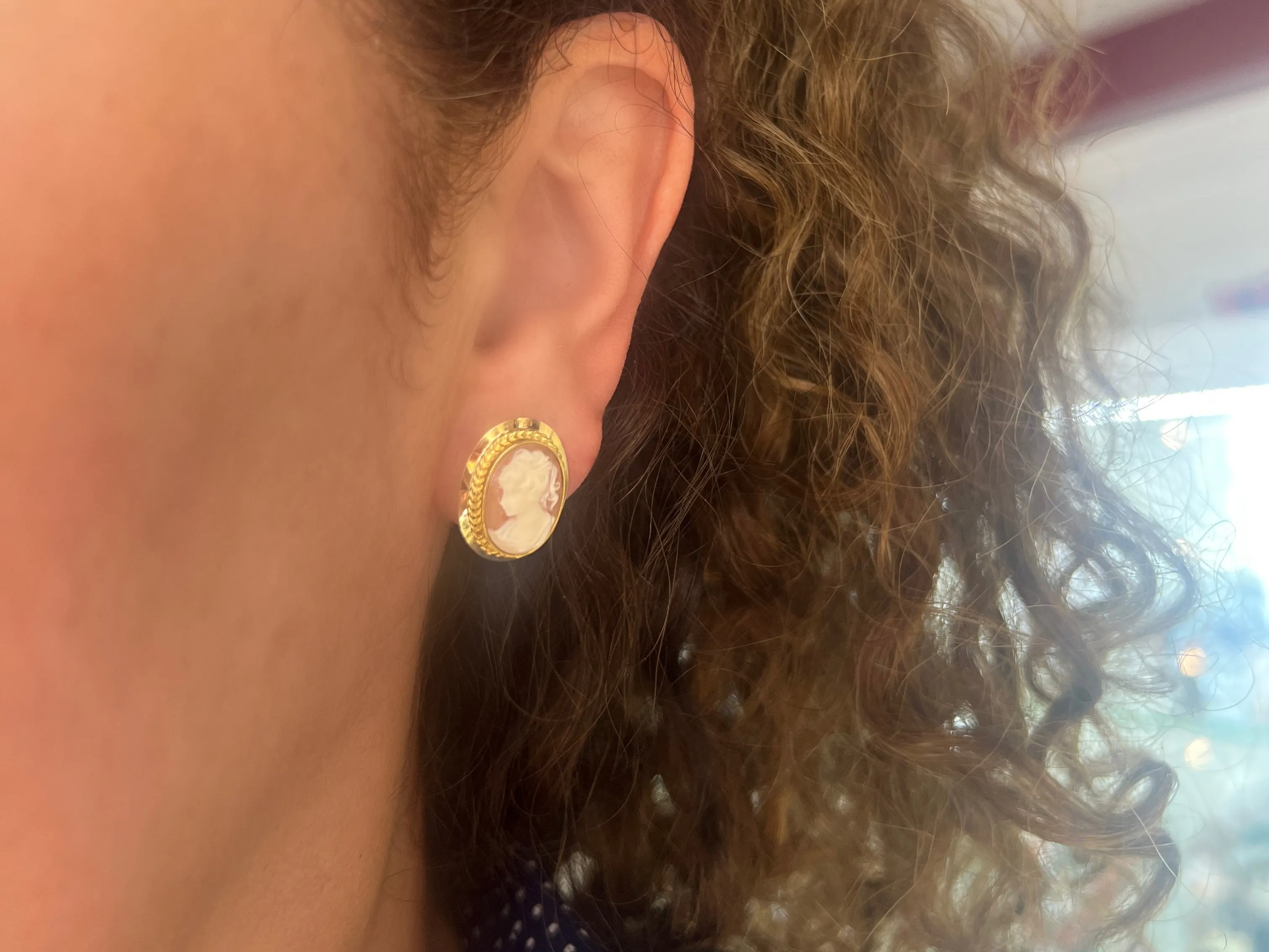 Cameo earrings in 14 carat gold