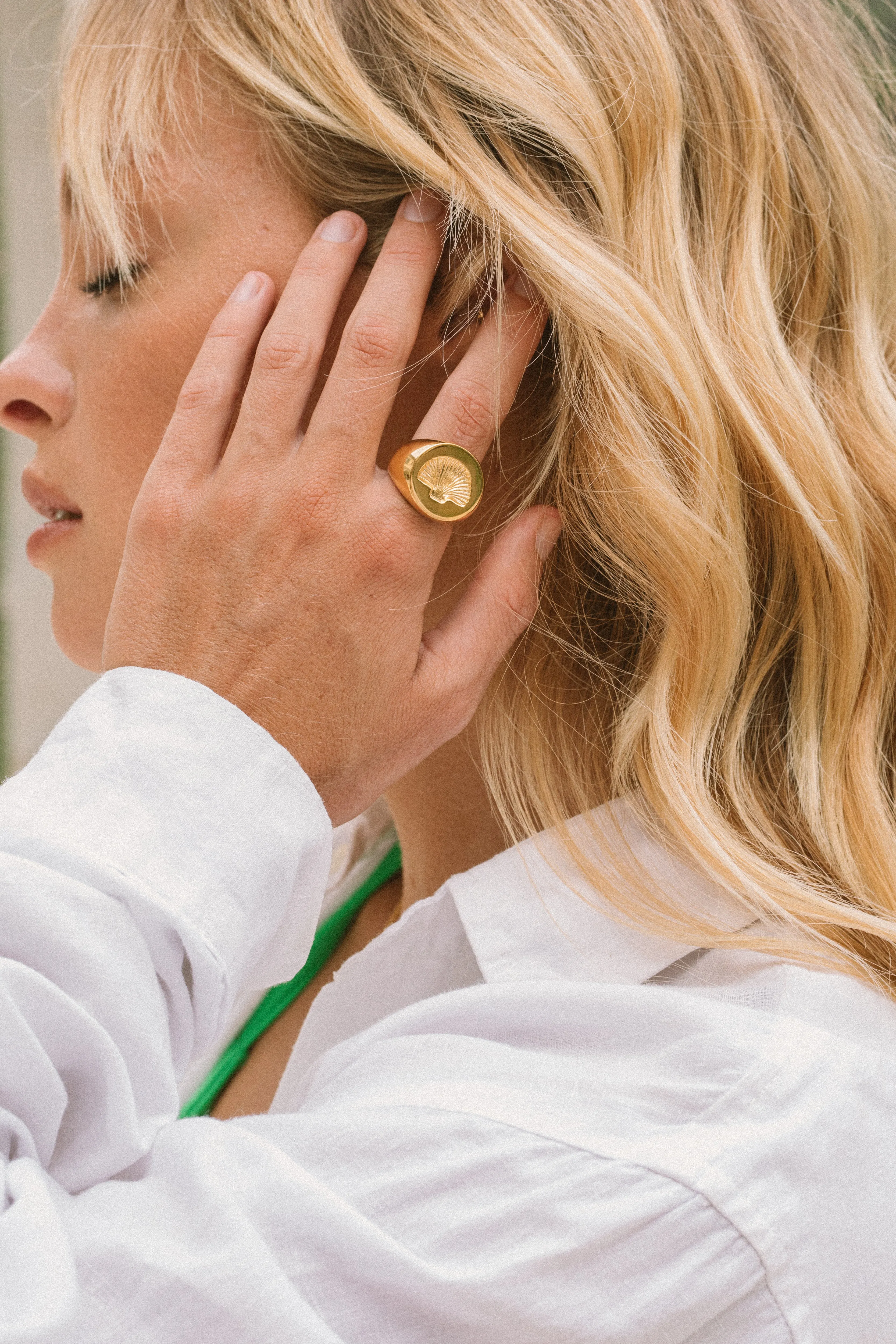 Chunky shell ring gold plated