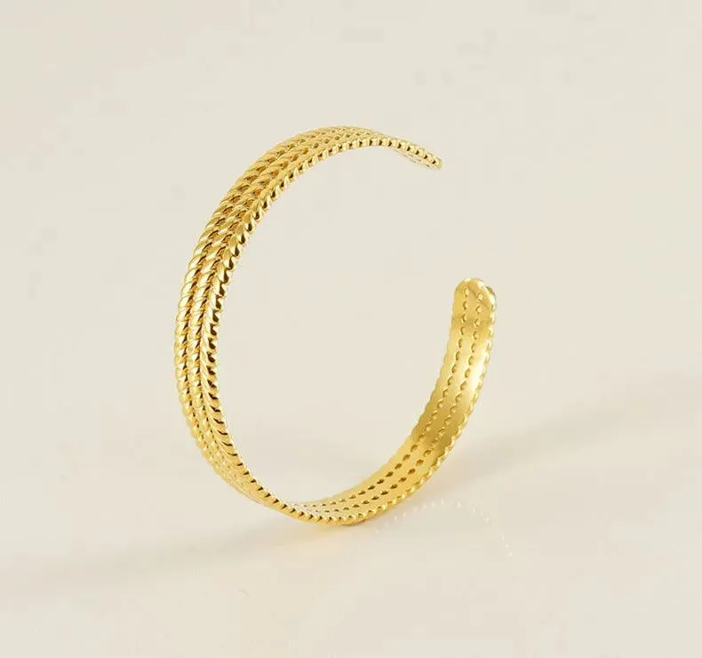 Trendy Geometric Gold Cuff Bracelet – Elegant Statement Piece for Any Occasion