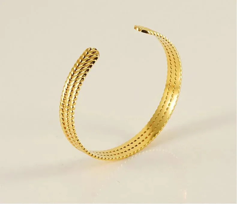 Trendy Geometric Gold Cuff Bracelet – Elegant Statement Piece for Any Occasion